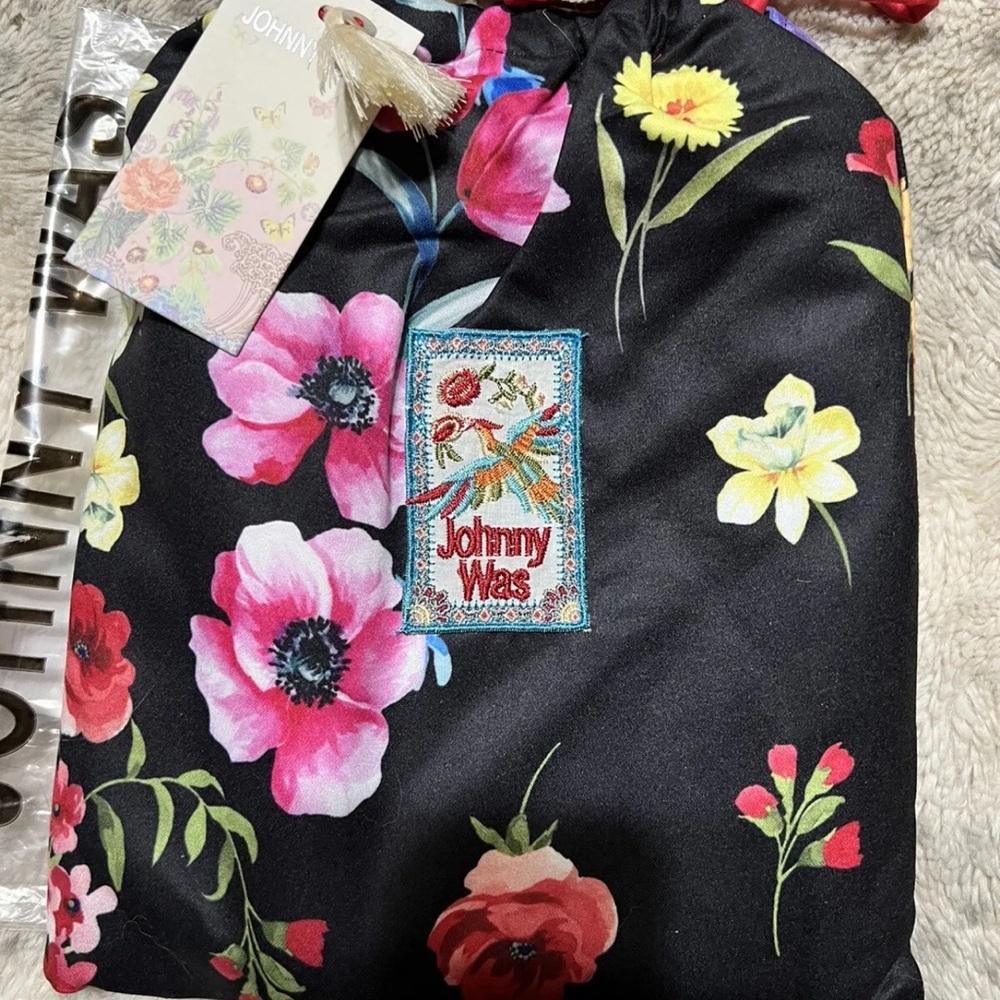 JOHNNY WAS Edley Beach Towel 40” x 70” With Carry Bag